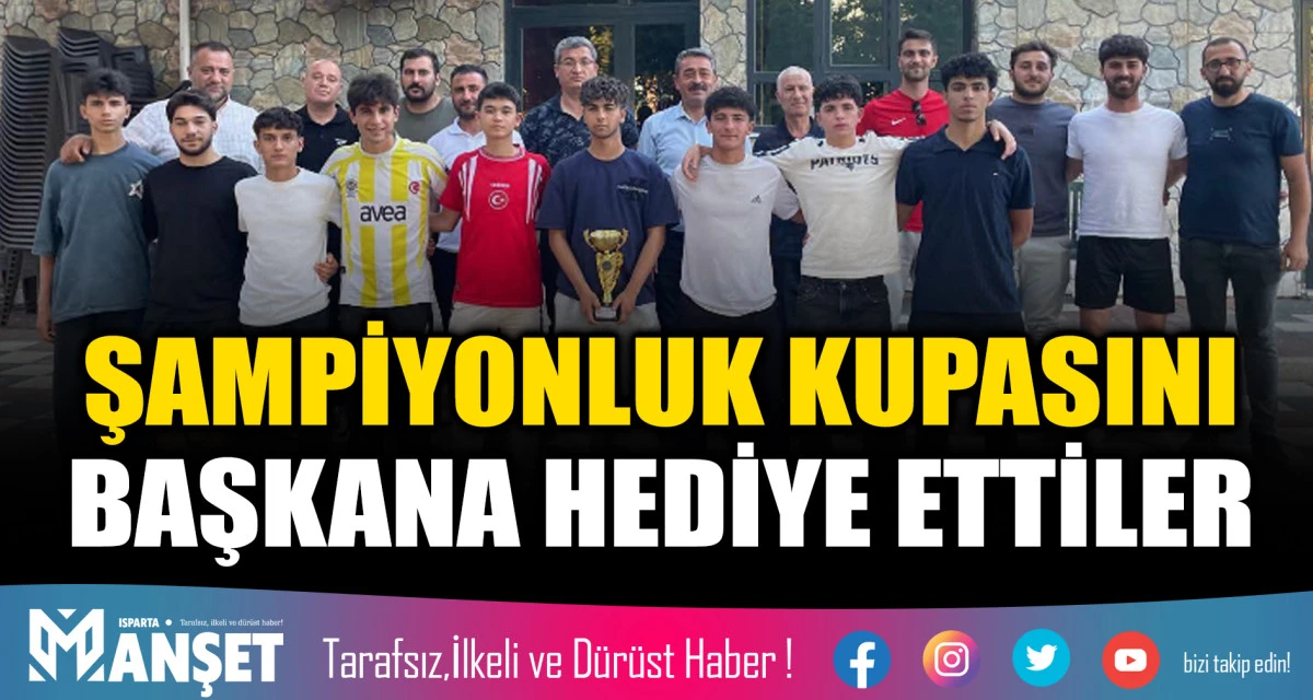 ŞAMPİYONLUK KUPASINI BAŞKANA HEDİYE ETTİLER